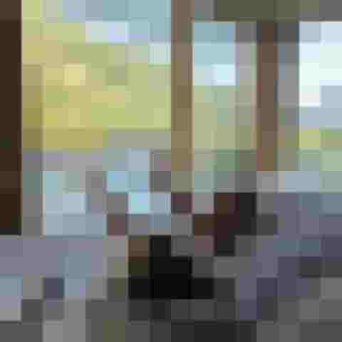 zwei Kleinkinder auf einer Liege mit Blick auf Außenpool und umliegende Berge