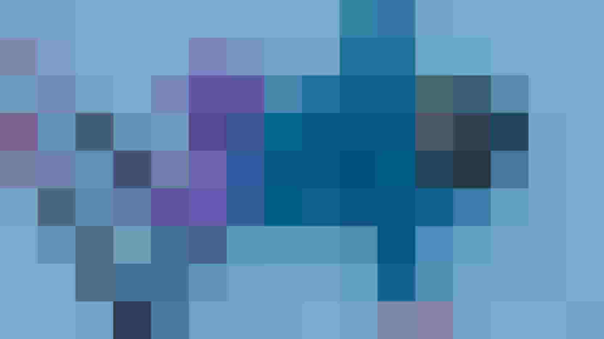 Kind in Skiausrüstung liegt lachend im Schnee auf der Skipiste