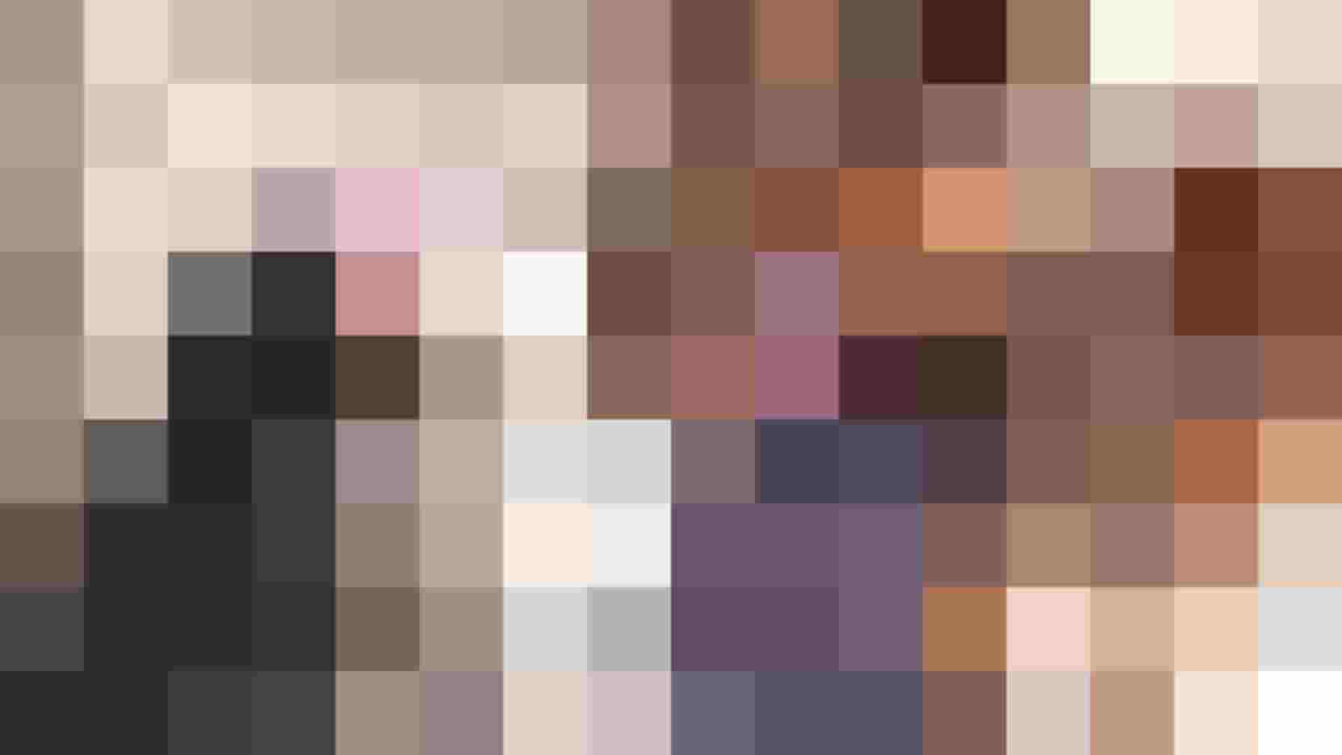 Mutter und Kind füttern Pferde am Bauernhof im Winter in Flachau