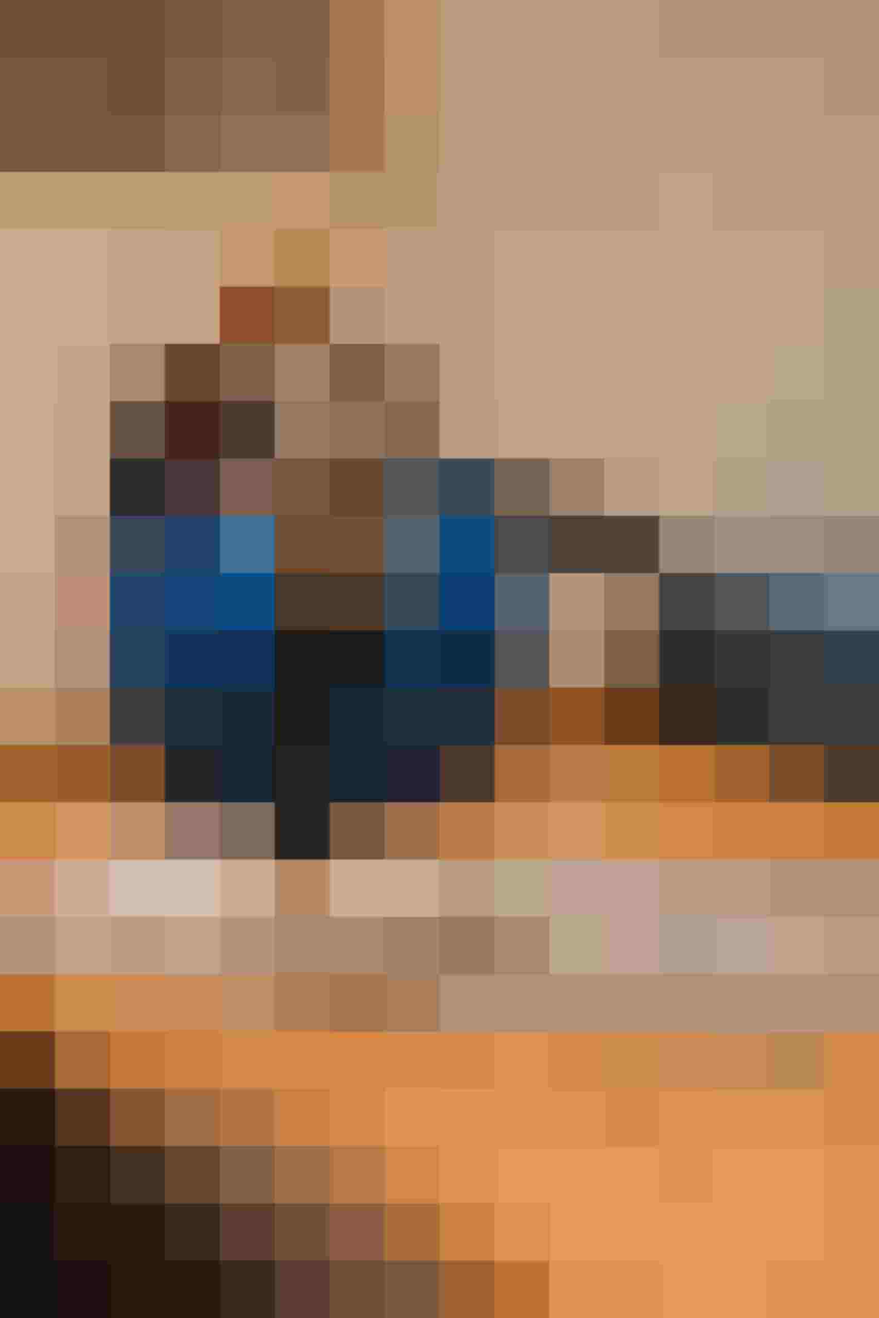 Kinder spielen auf Hopscotch-Teppich und Gymnastikball im Indoor-Spielraum