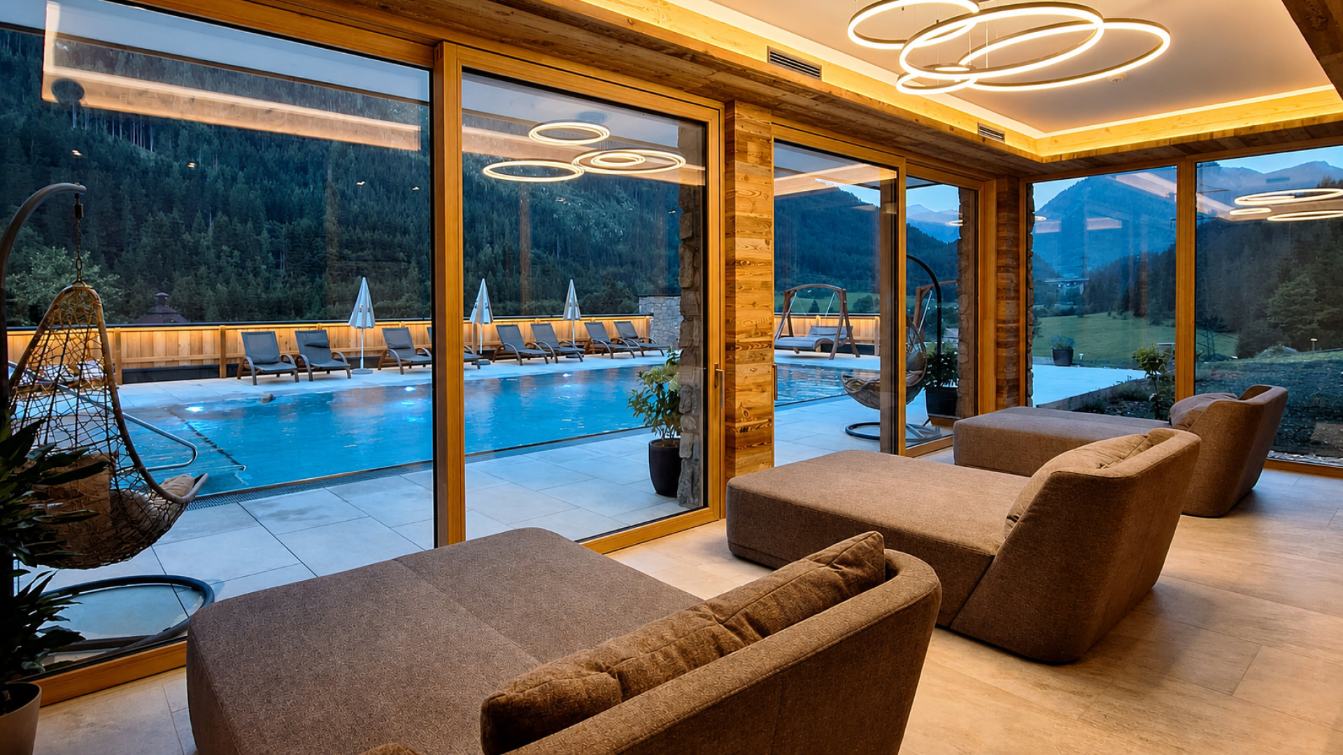 Wellness-Ruheraum mit Blick auf beheizten Outdoor-Pool und Alpenpanorama im Hinterrohrgut Flachau